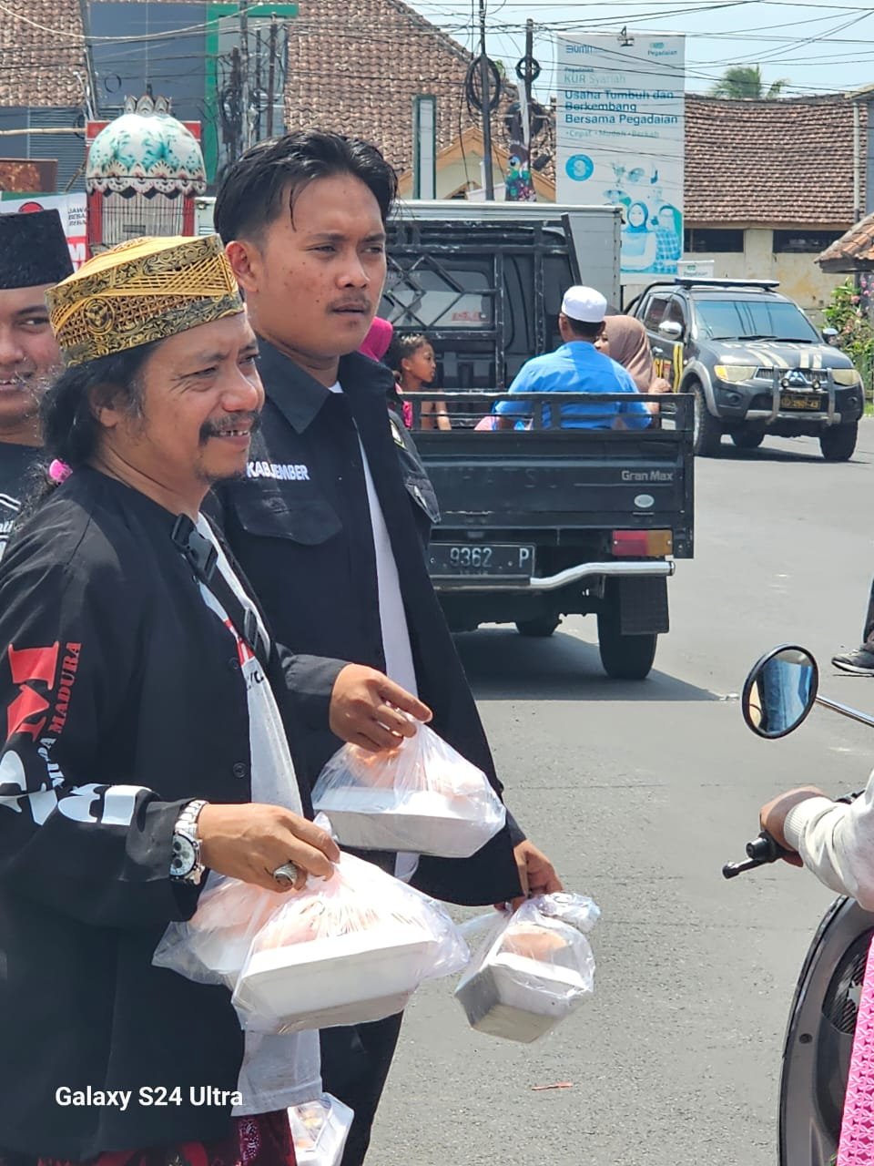 Jum,at Berkah Barisan Nasional Pemuda Madura (BNPM) Bagi Bagi Nasi Kotak