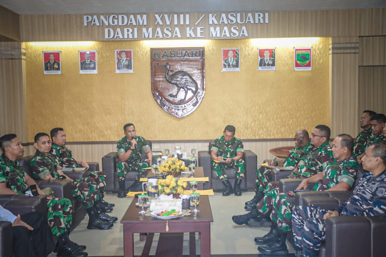 Pangdam Kasuari Sambut Pangkogabwilhan III Beserta Rombongan di Markas Kodam XVIII/Kasuari