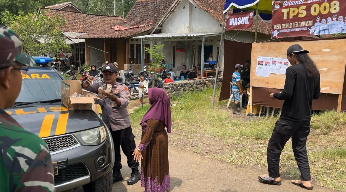 Di Banyuwangi Usai Nyoblos Dapat Makan Gratis dari Pak Polisi