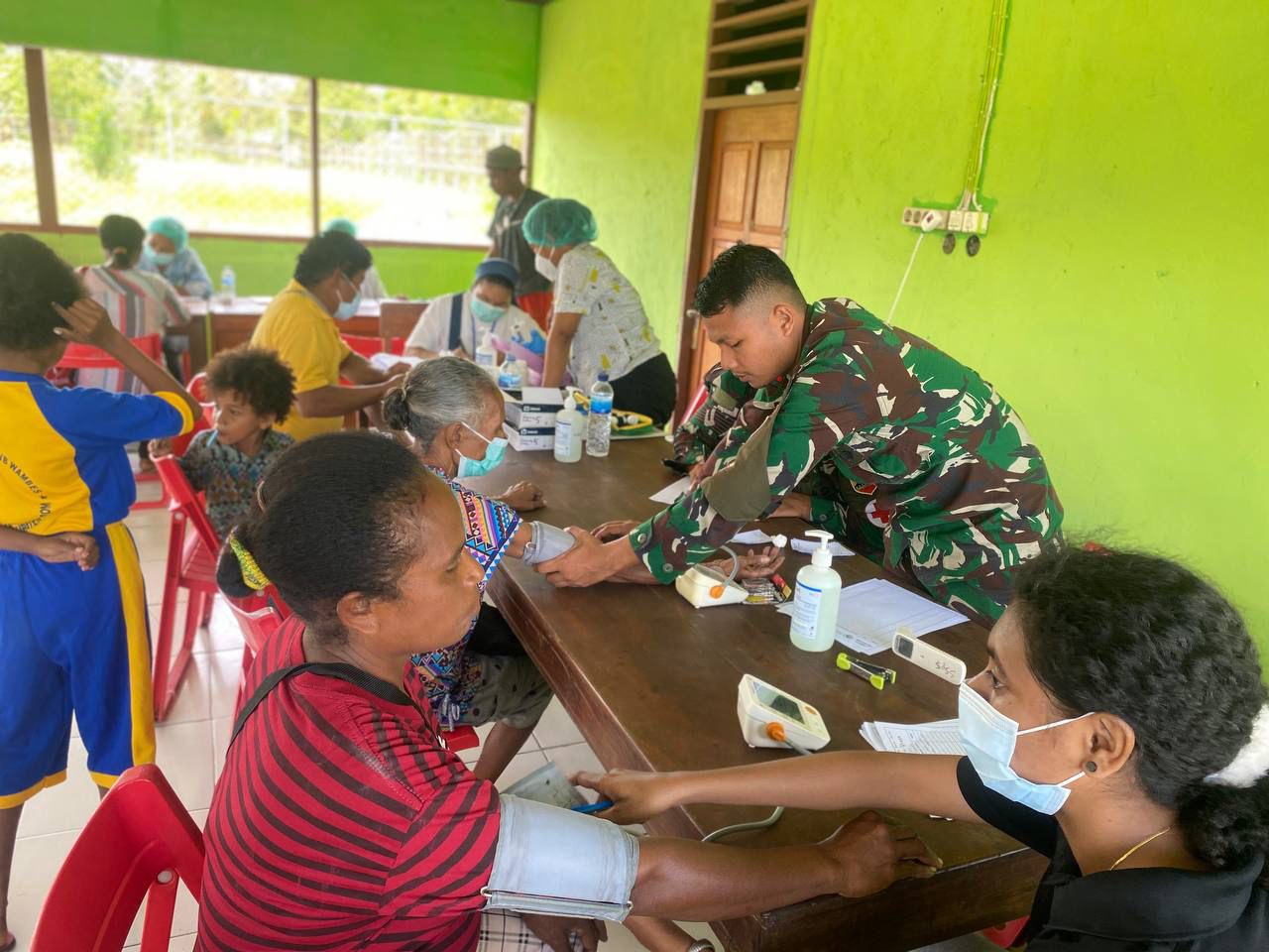Wujudkan Masyarakat Sehat, Satgas Yonif 131/BRS Bersama Klinik Santa Lusia Laksanakan Pelayanan Kesehatan Gratis