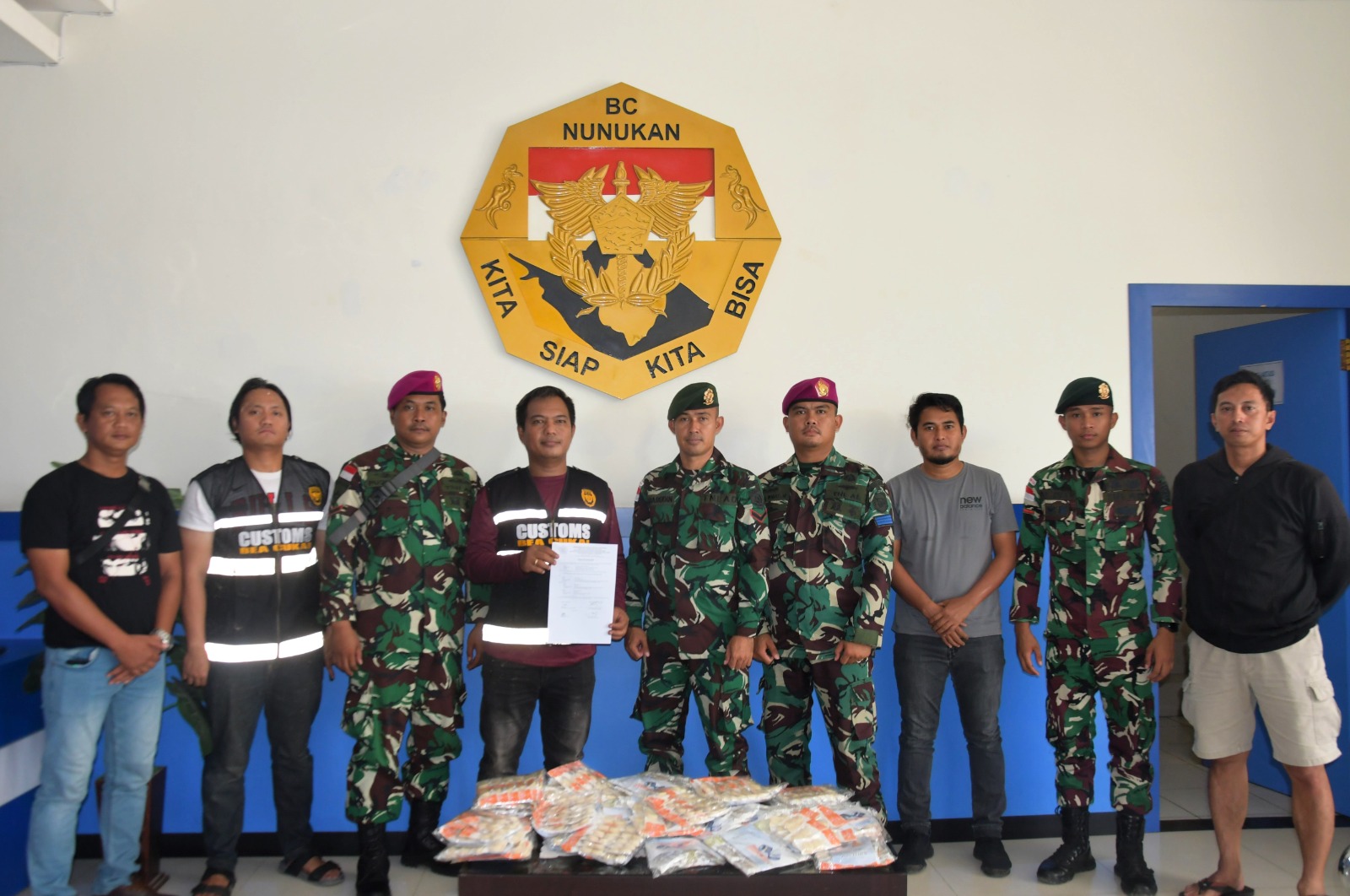 Satgas Pamtas Yonarmed 11 Kostrad Serahkan Barang Bukti Kosmetik Illegal ke Bea Cukai Nunukan