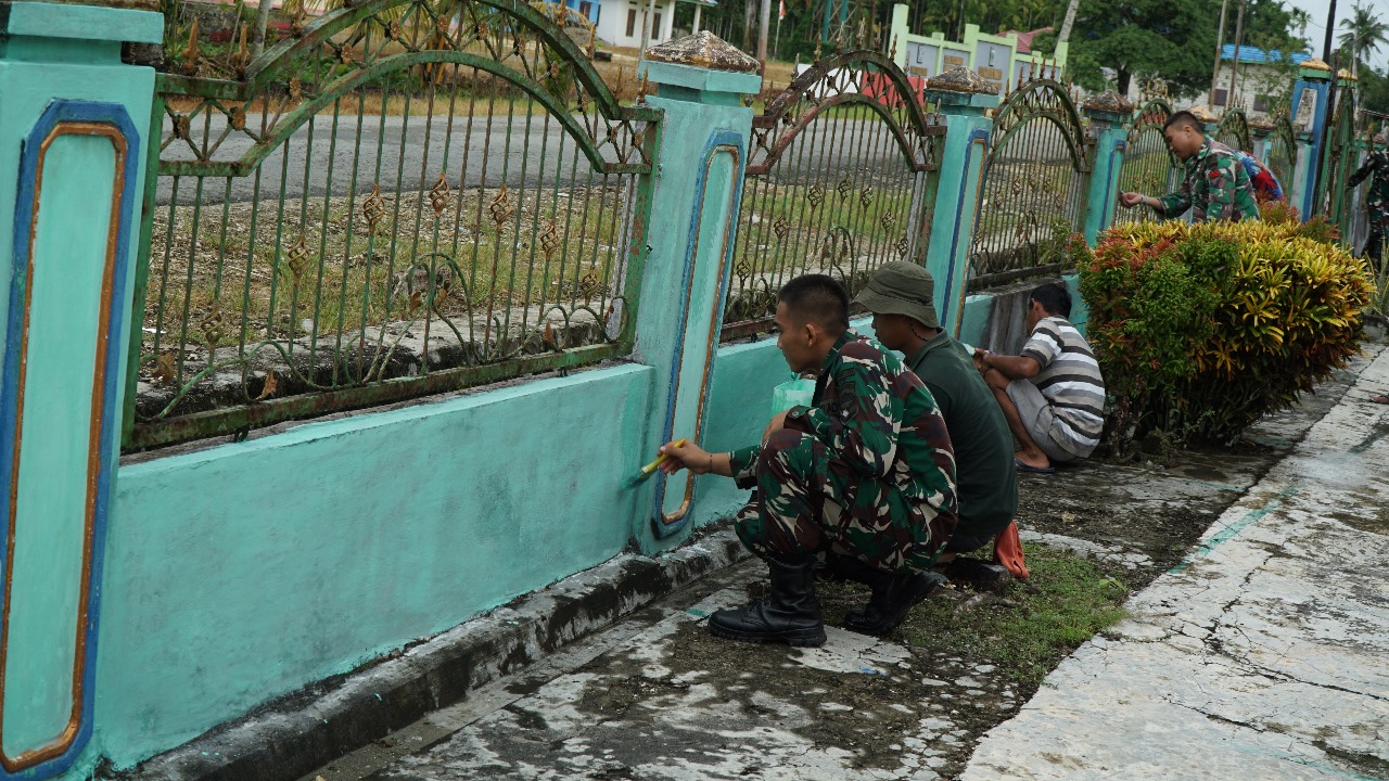 Bantu Masyarakat Perbatasan, Satgas Yonif 131/BRS Laksanakan Pengecatan Masjid Miftahul Huda Bersama Masyarakat Kampung Wonorejo