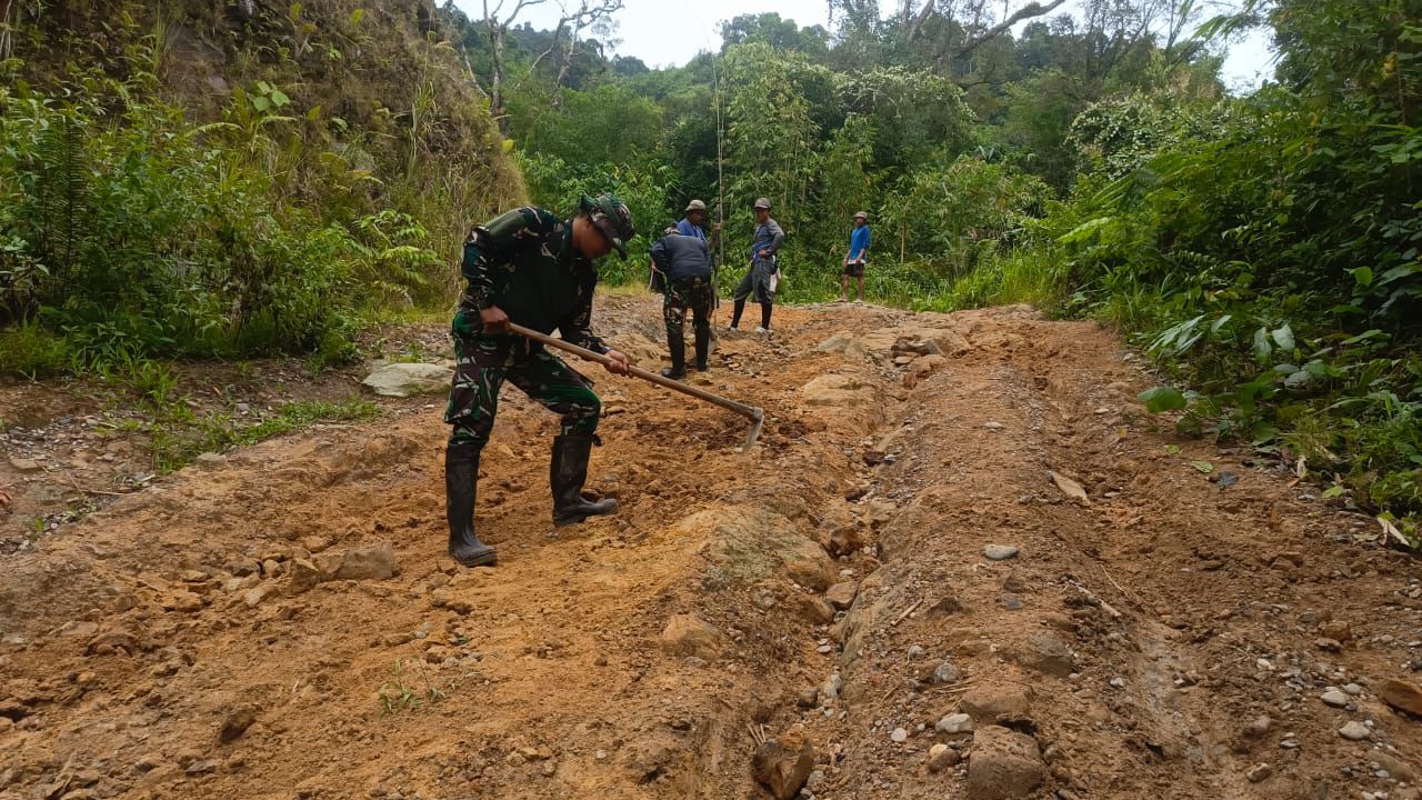 Satgas Pamtas Yonkav 12/BC Gotong-Royong Bersama Masyarakat Perbaiki Jalan Yang Rusak