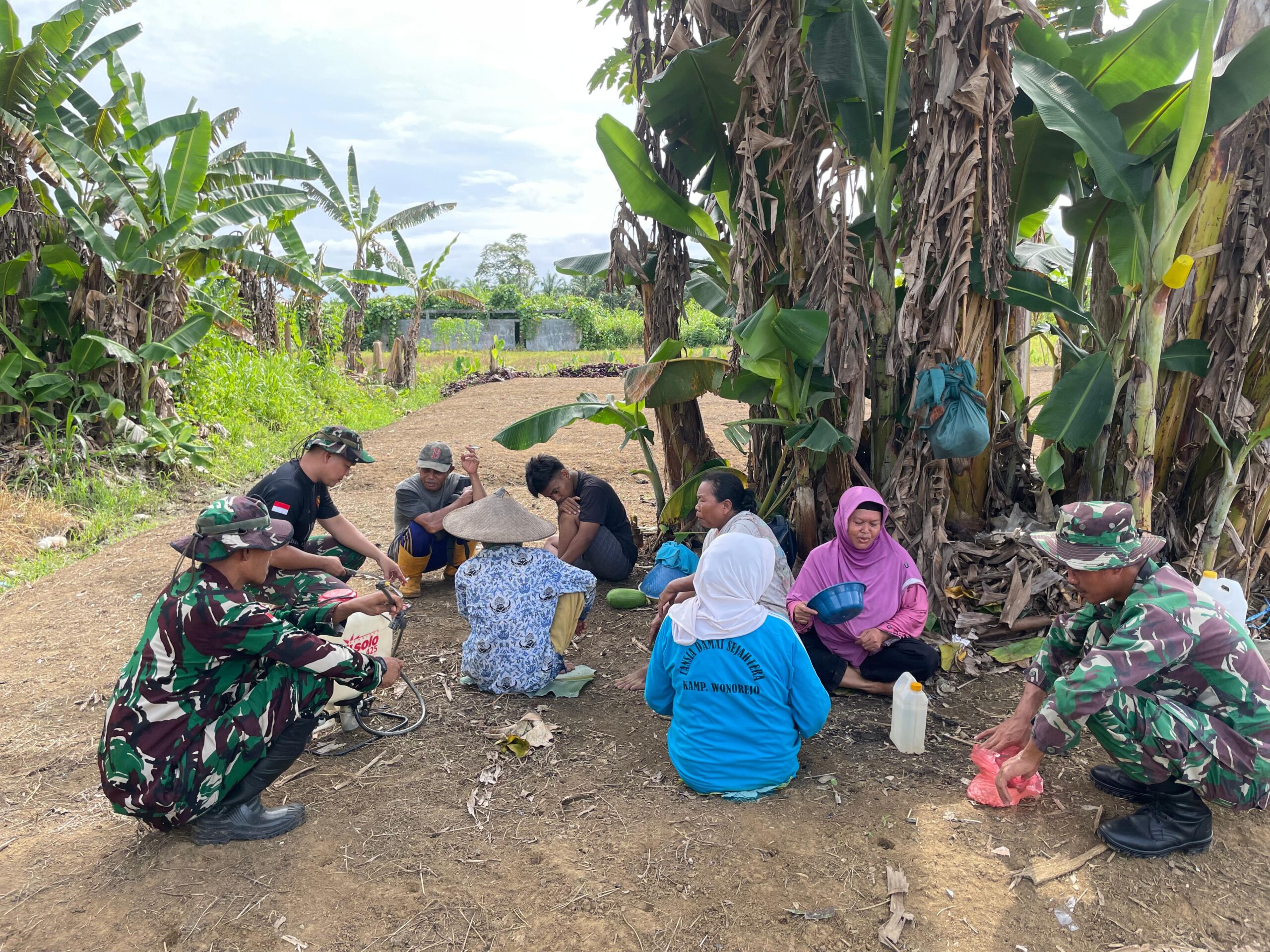 Perkuat Ketahanan Pangan, Satgas Yonif 131/BRS Bantu Warga Tanam Kacang Tanah di Perbatasan