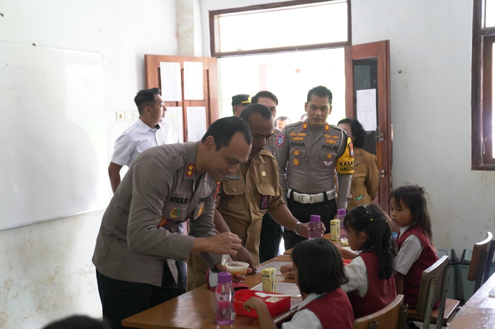 Polisi Peduli, Polres Malang Berbagi Makanan Bergizi untuk Pelajar Terdampak Banjir