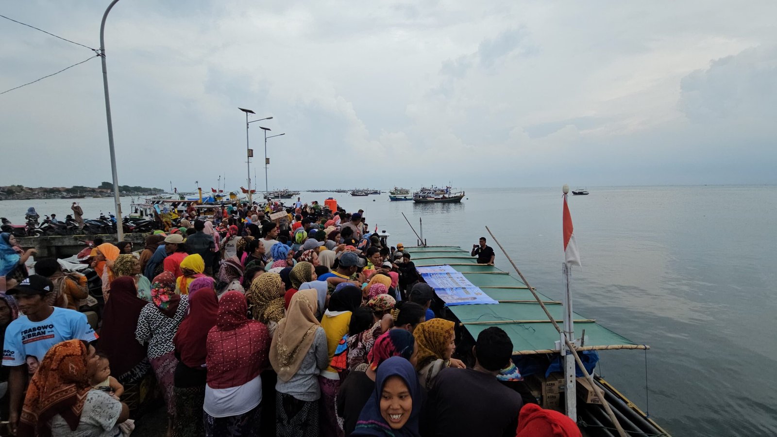 Polres Probolinggo Kirim Bantuan Air Mineral ke Warga Pulau Gili Ketapang