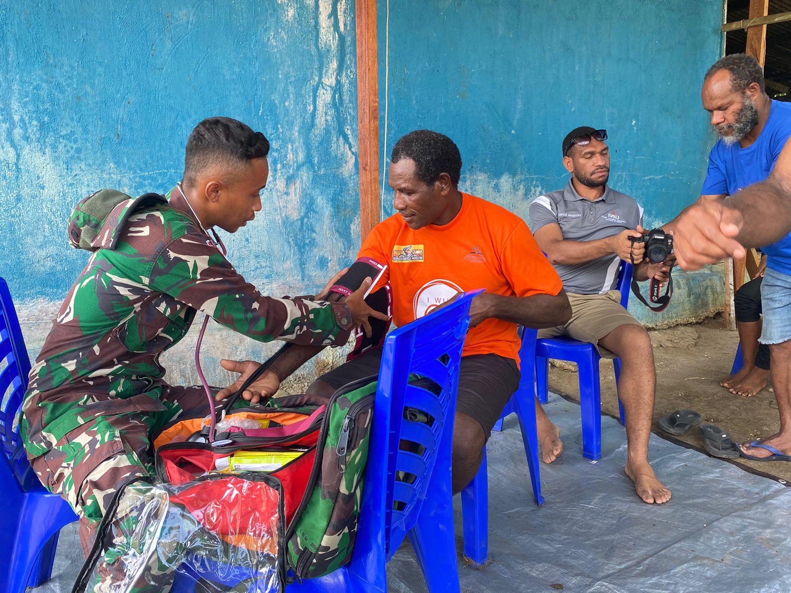 Satgas Yonif 131/BRS Berikan Pelayanan Kesehatan di Kampung Mosso