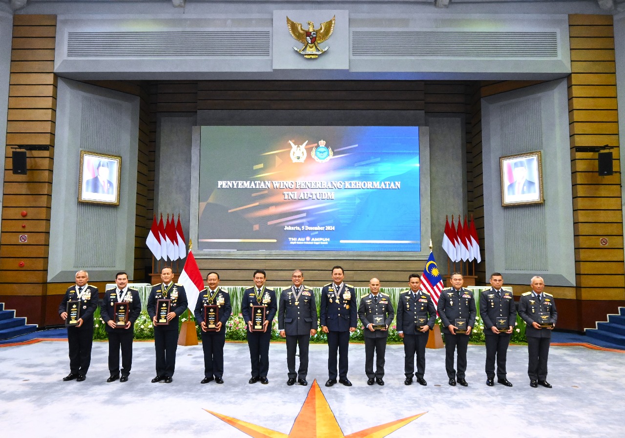 Pangkoops Udara I Hadiri Upacara Penganugerahan Bintang Swa Bhuwana Paksa Utama dan Penyematan Wing Penerbang Kehormatan TUDM