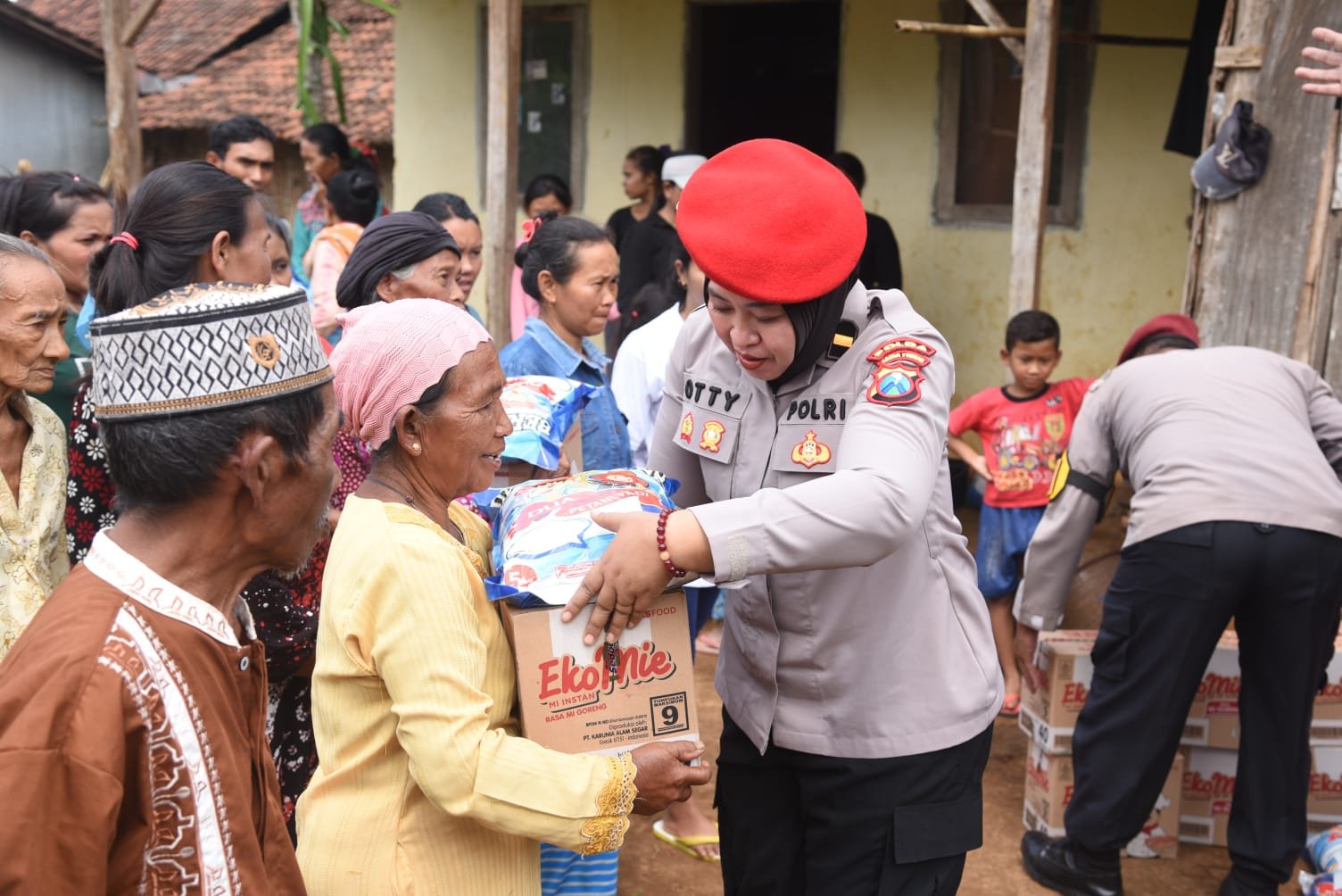 Colling System Pasca Pilkada, Polres Bondowoso Gelar Baksos di Desa Terpencil