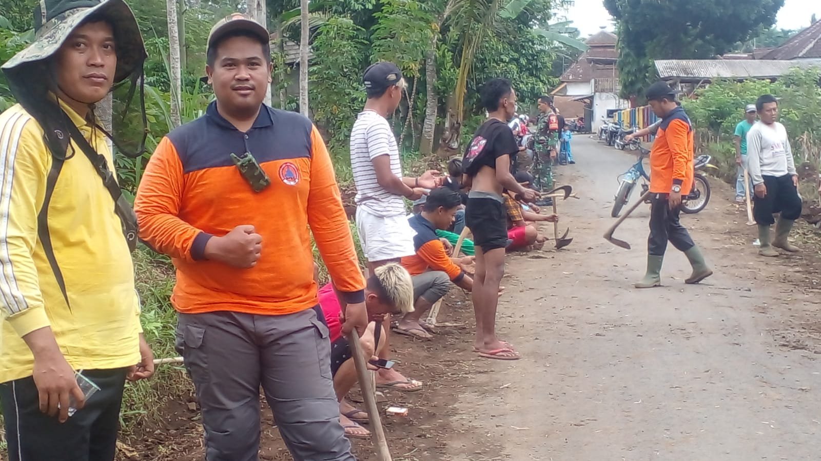 Pemdes Kalibarumanis gandeng FPRB Dan Masyarakat Gotong Royong Lakukan Kerjabakti Lingkungan