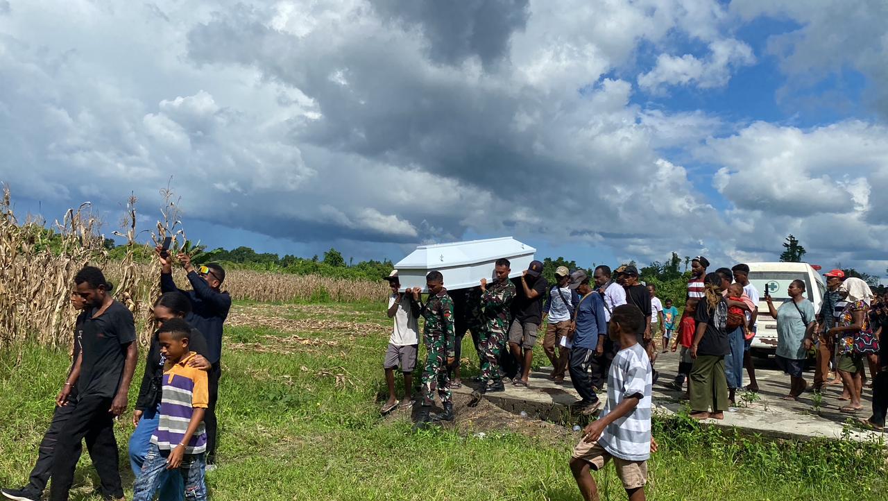 Wujud Kepedulian Terhadap Sesama, Satgas Yonif 131/BRS Bantu Prosesi Pemakaman Warga di Perbatasan