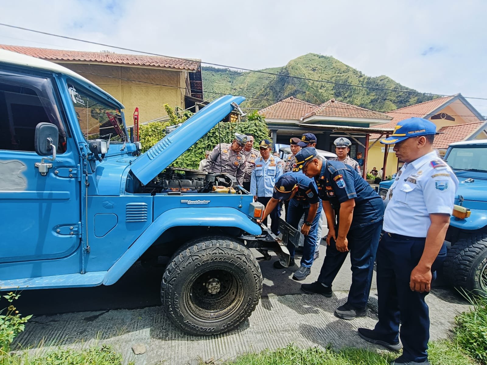 Jelang Nataru Polres Probolinggo Ramp Check Kendaraan Wisata Pastikan Keamanan Wisatawan Bromo