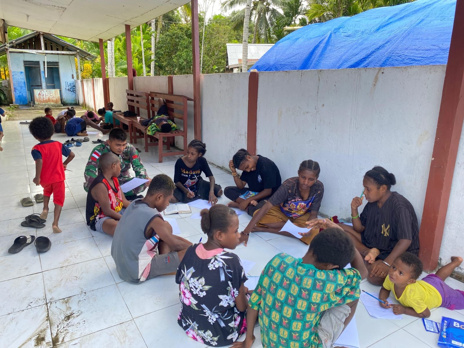 Mengisi Waktu Libur Sekolah, Satgas Yonif 131/BRS Belajar Bersama Anak-Anak di Perbatasan Papua