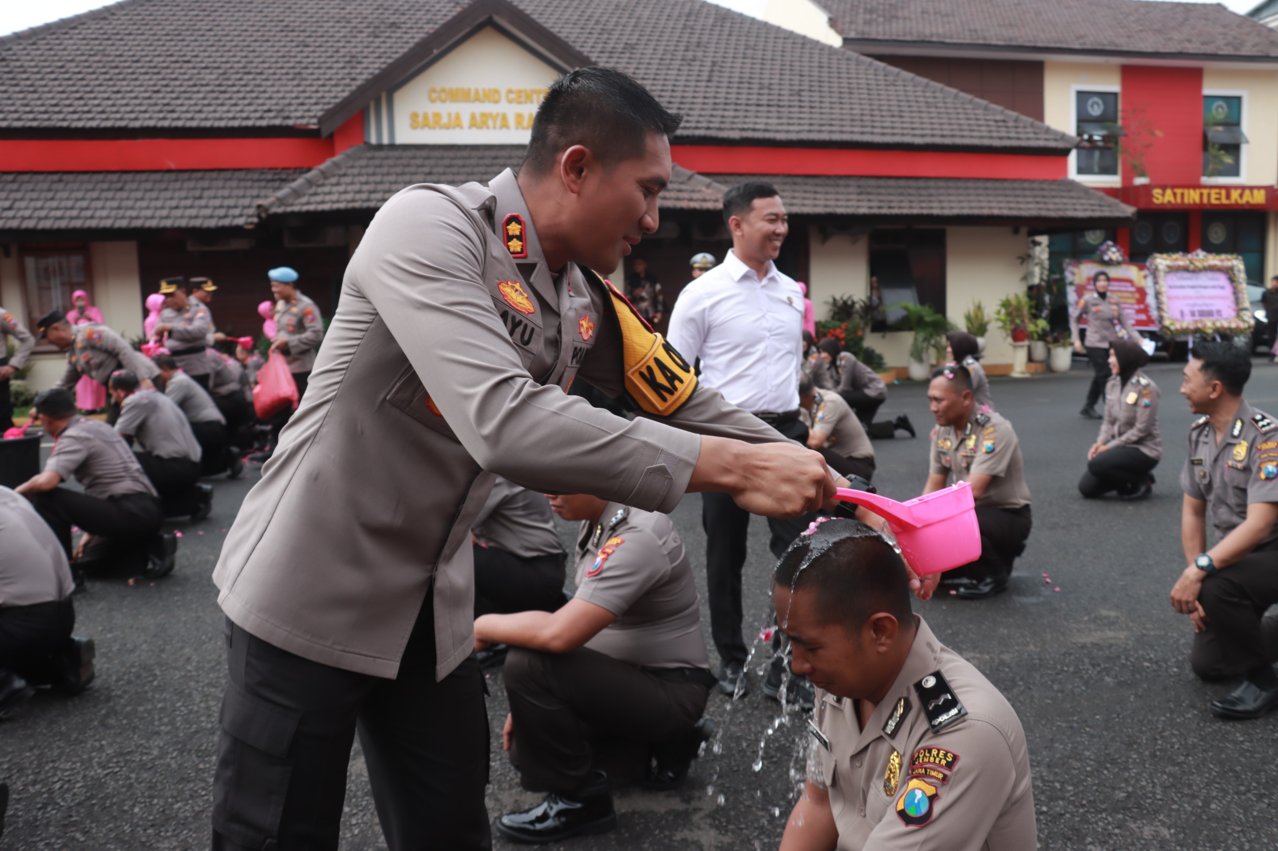 Mengawali tahun 2025, Polres Jember memberikan penghargaan kepada 70 personilnya dengan kenaikan pangkat setingkat lebih tinggi