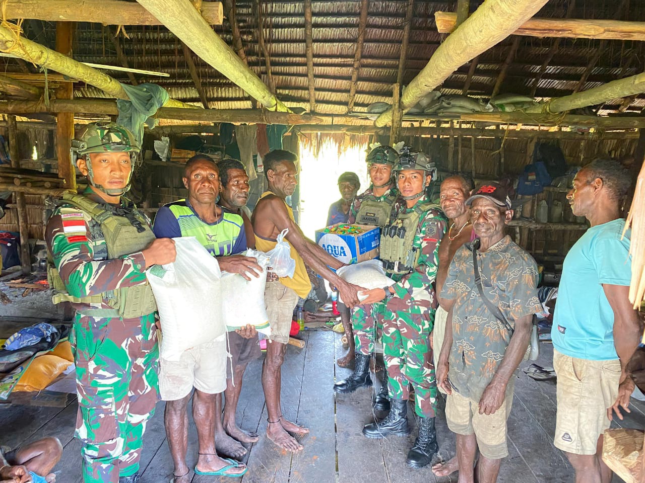 Empati Satgas Yonif 503/Mayangkara Berikan Bantuan Warga Masyarakat Mumugu