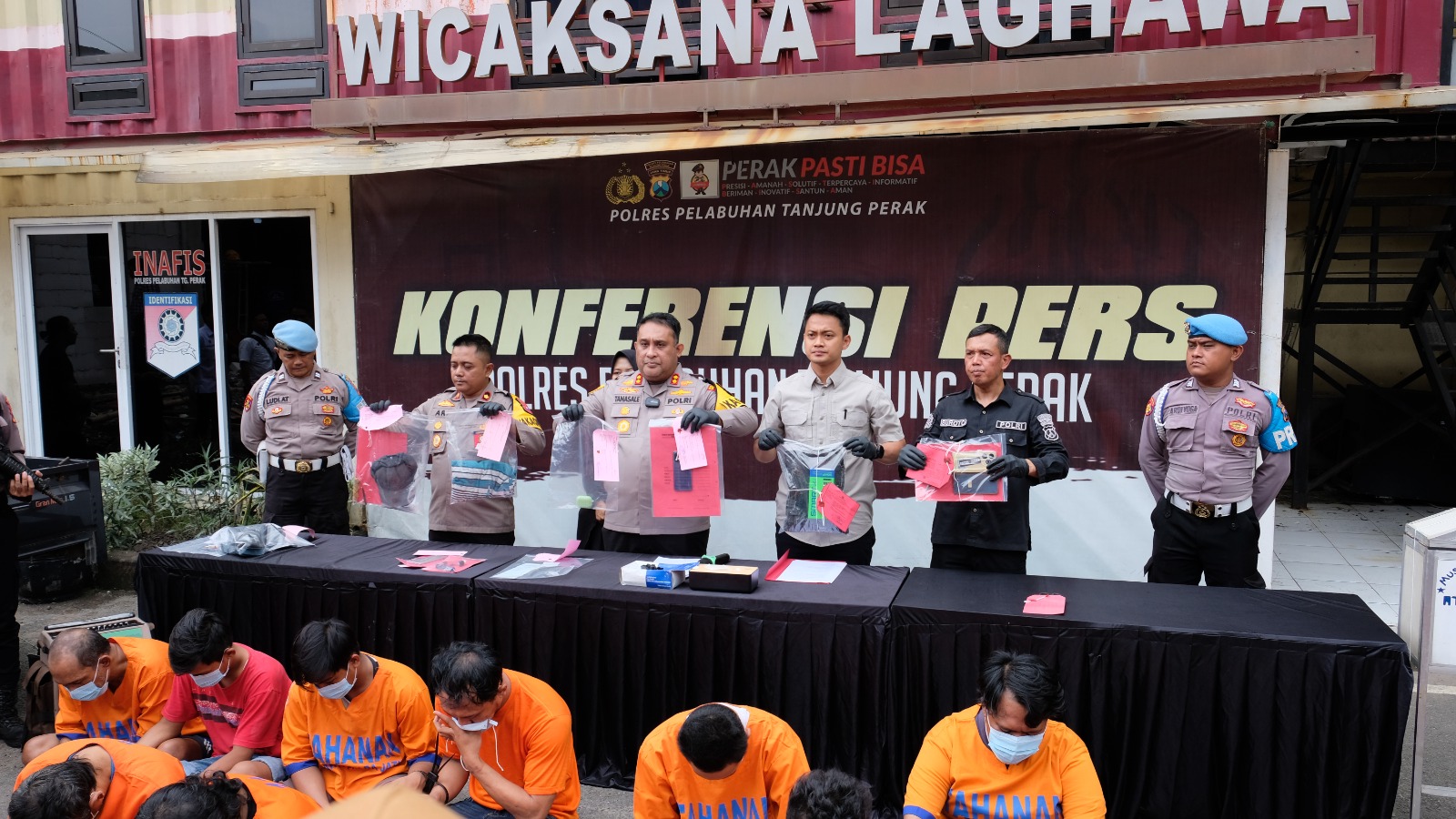 Polres Tanjungperak Ungkap 13 Kasus Kriminalitas di Awal Tahun 2025, Amankan 14 Tersangka