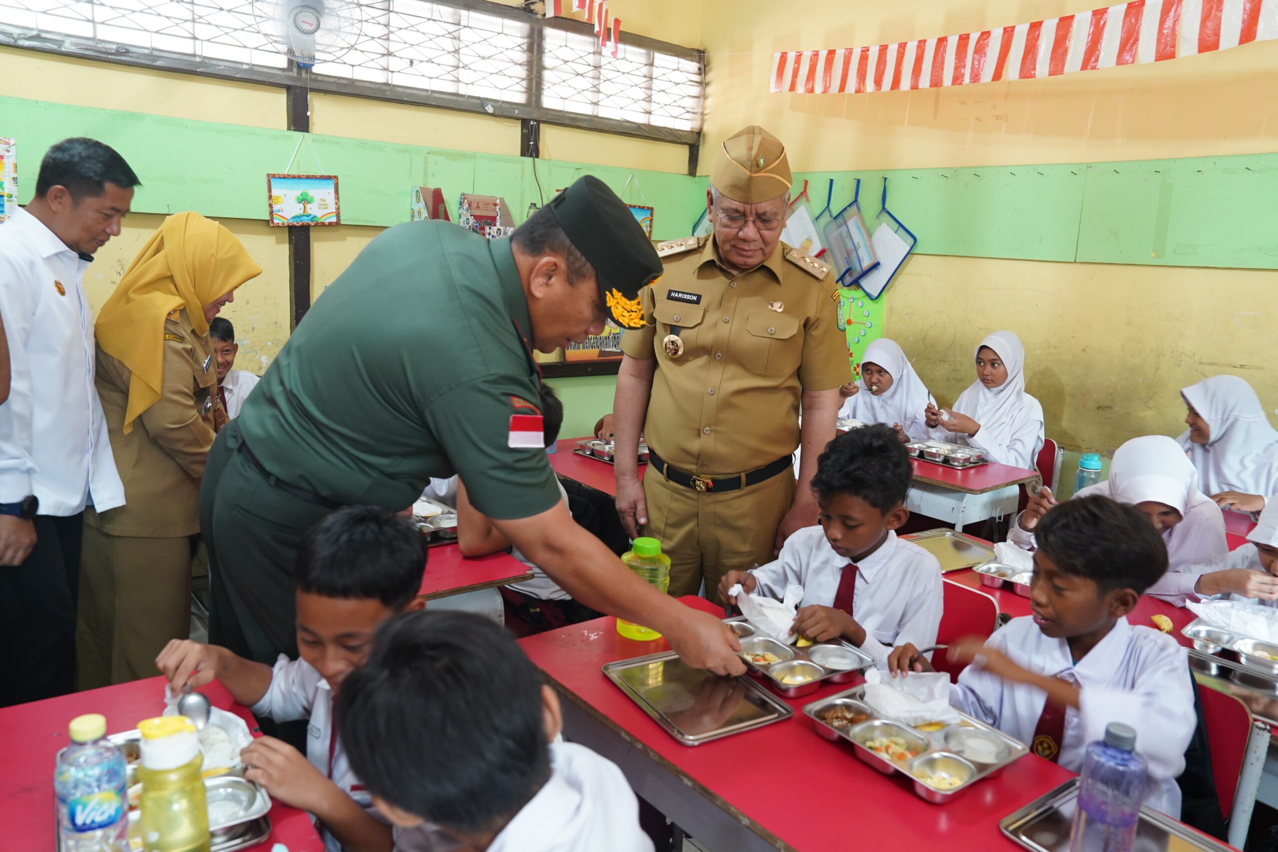 Pangdam Tanjungpura dan Pj. Gubernur Tinjau Pelaksanaan Program Makan Bergizi Gratis