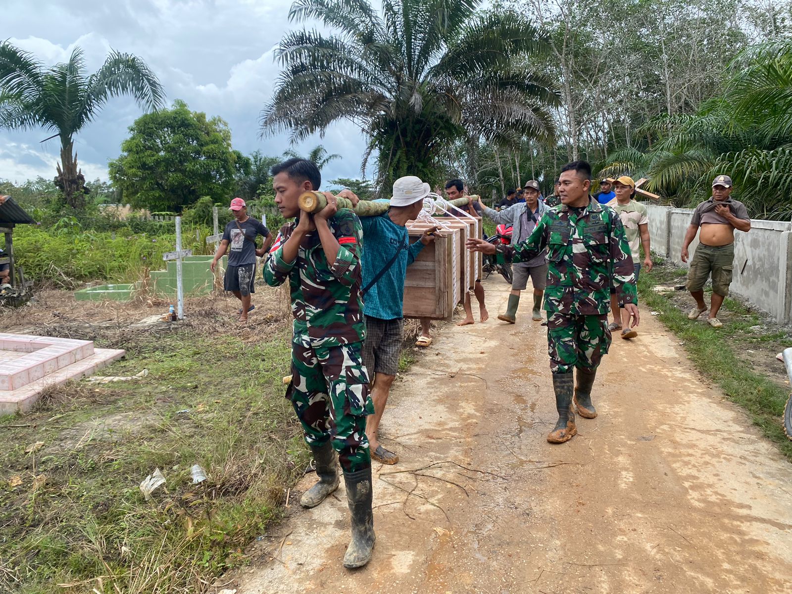 Bersama-sama Warga, Satgas Pamtas RI-Malaysia Yonzipur 5/ABW Bantu Warga Yang Sedang Berduka