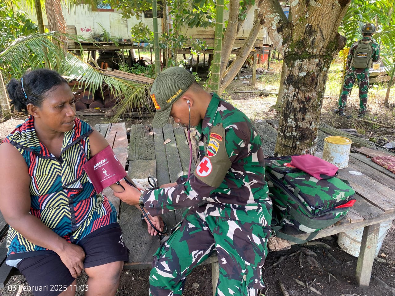 Satgas Yonif 131/BRS Berikan Pelayanan Kesehatan Kepada Masyarakat Perbatasan Papua