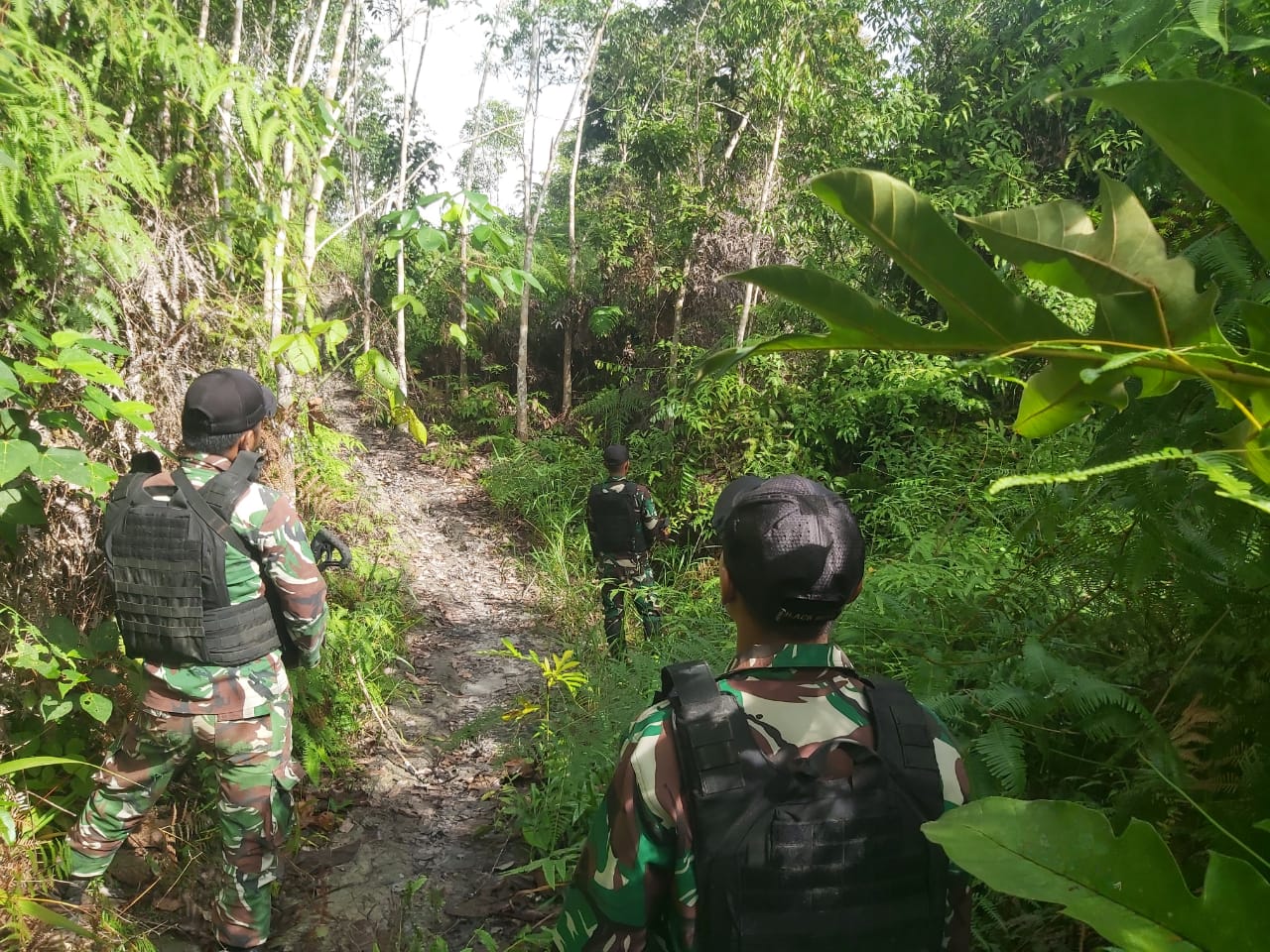 Tingkatkan Keamanan, Satgas Pamtas RI-Malaysia Yonzipur 5/ABW Sisir Jalur Tidak Resmi di Perbatasan