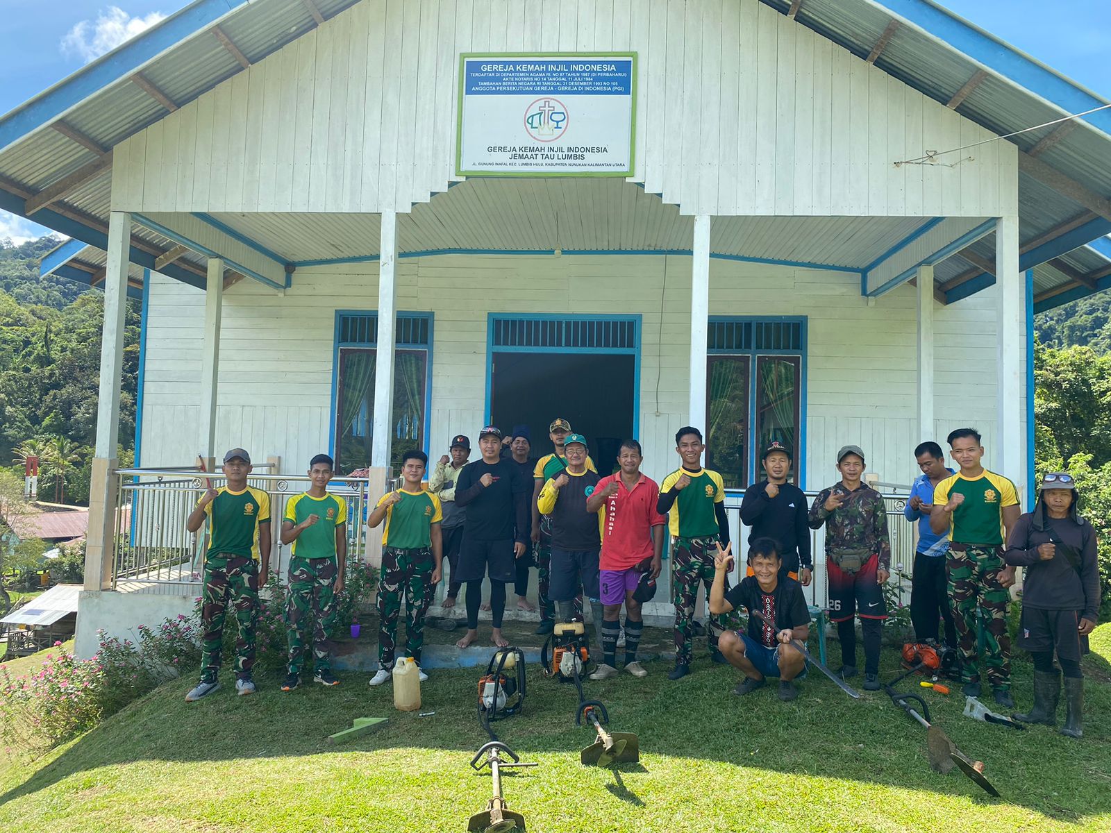 Tumbuhkan Kebersamaan di Perbatasan, Satgas Pamtas Yonarmed 11 Kostrad Laksanakan Karya Bakti di GKI St. Imanuel Tau Lumbis