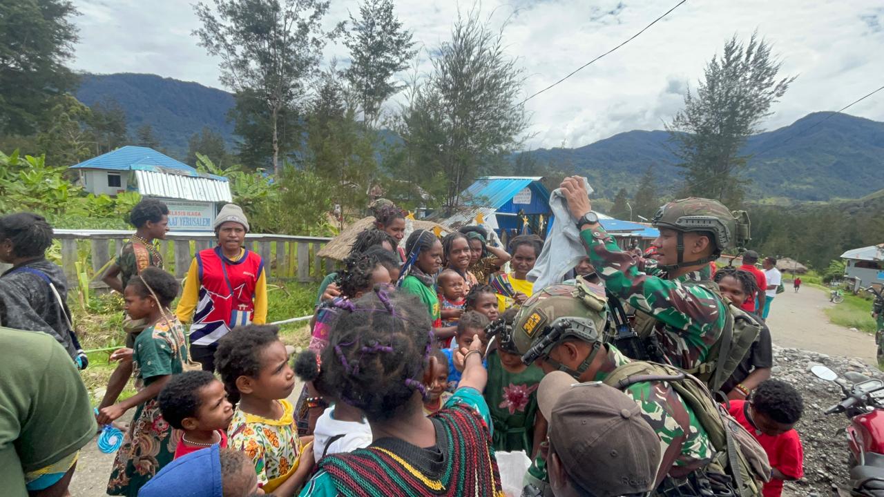Pakai Baju Baru, Yonif 323 Kostrad datangkan Kebahagiaan Masyarakat Kampung Kimak
