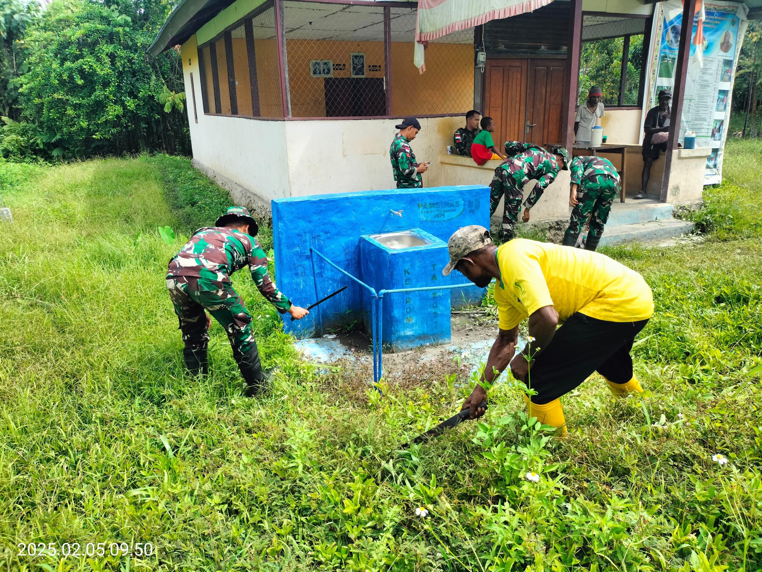 Kampung Bersih, Satgas Yonif 131/BRS Bersama Masyarakat Gotong Royong Membersihkan Lingkungan Kampung Ampas