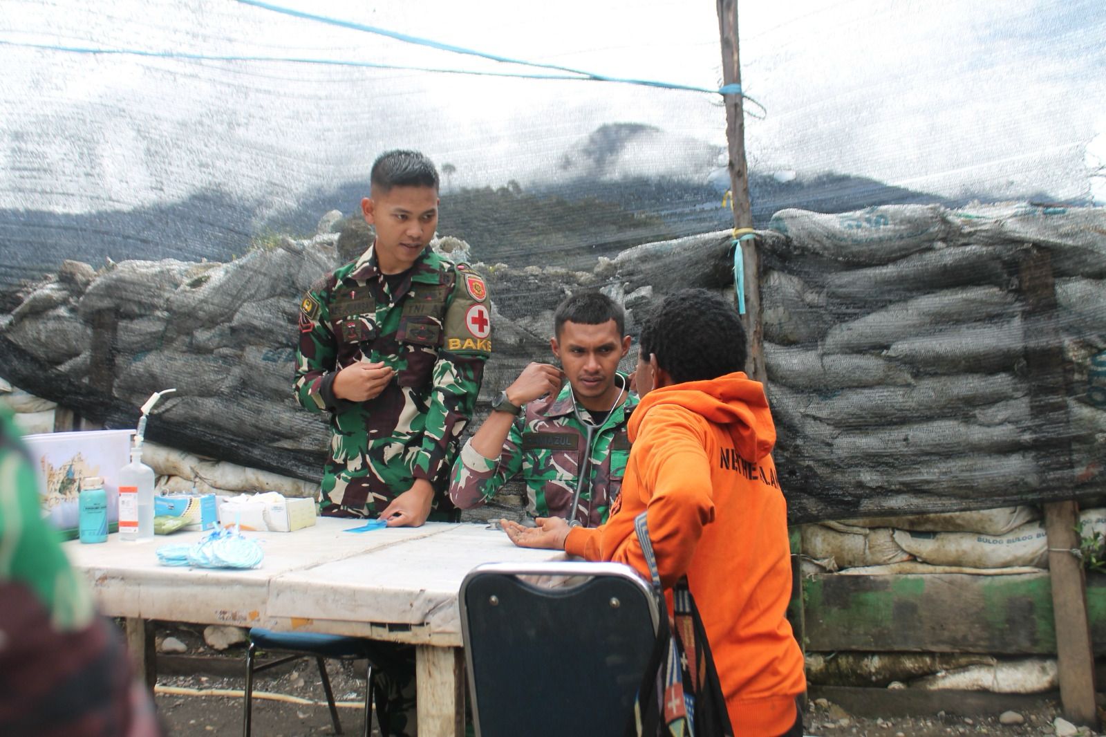Fasilitas Kesehatan Jauh, Satgas Yonif 323 Kostrad Gelar Pelayanan Kesehatan Gratis
