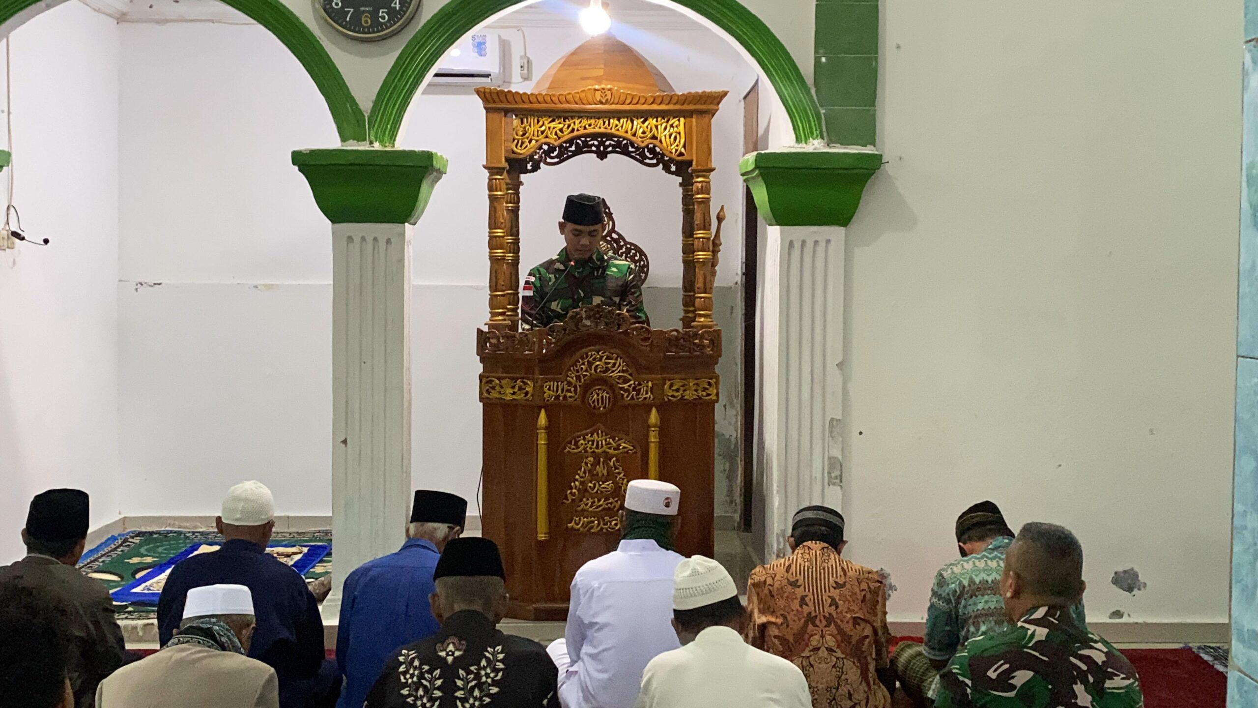 Berbagi Berkah di Hari Jum’at, Satgas Yonif 131/BRS Bagikan Makanan Seusai Pelaksanaan Ibadah Sholat Jum’at Papua