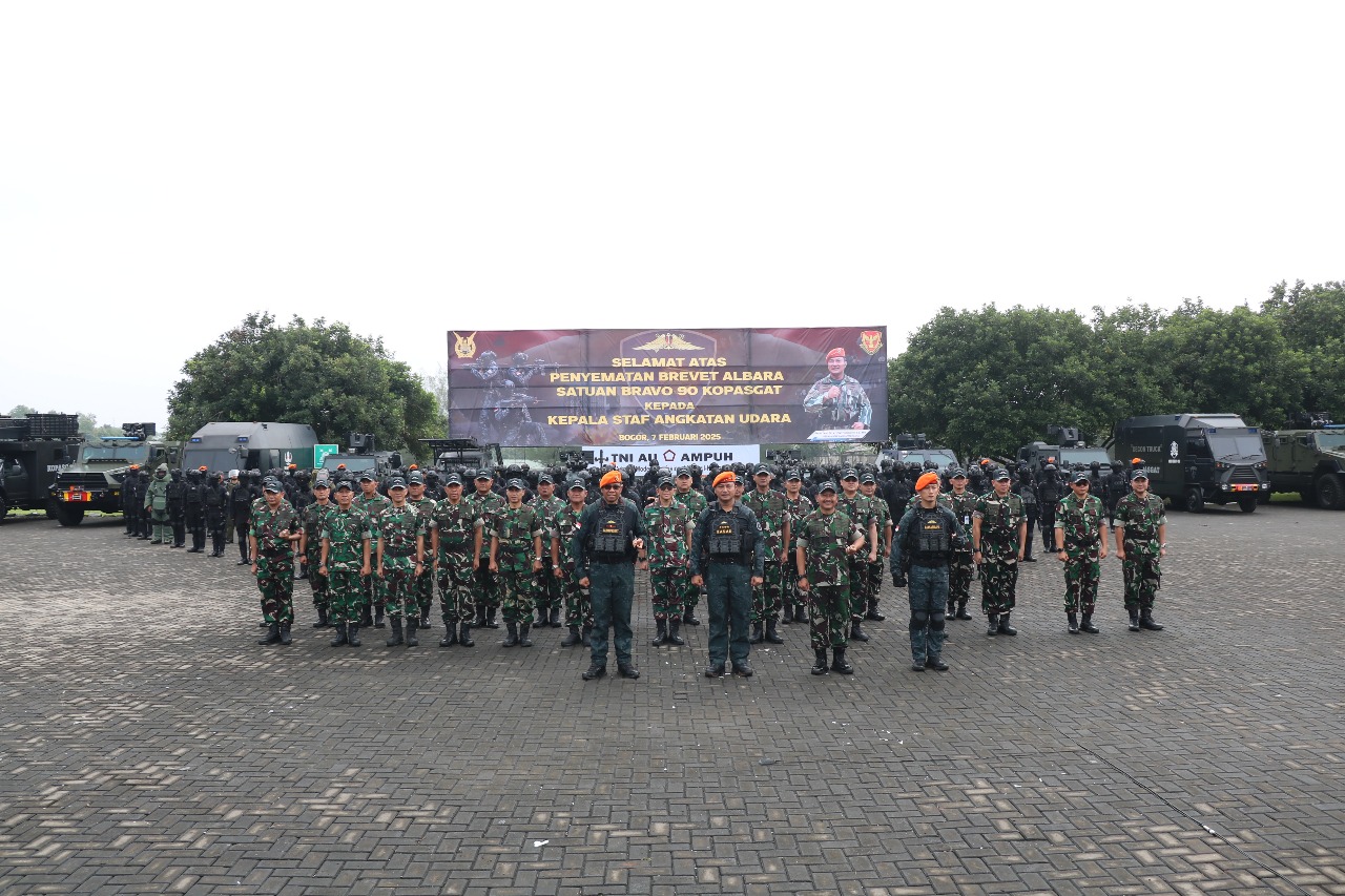 Wujud Penghormatan atas Dedikasi dan Dukungan terhadap Peningkatan Satbravo 90 Kopasgat, Kasau Disematkan Brevet Kehormatan Albara