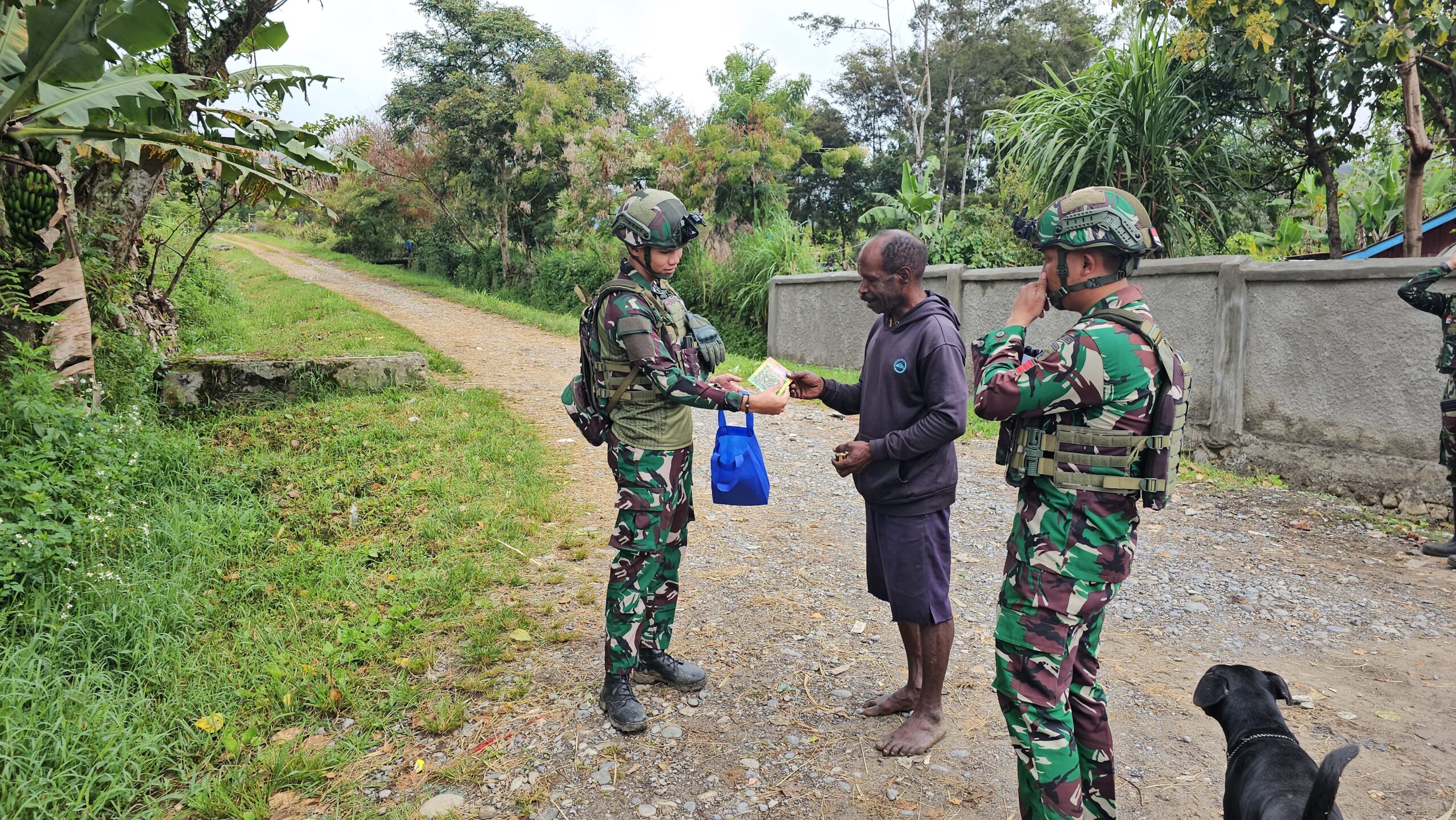 Pelayanan Di Atas Rerumputan: Satgas TNI Dan Tetes Harapan Di Gigobak