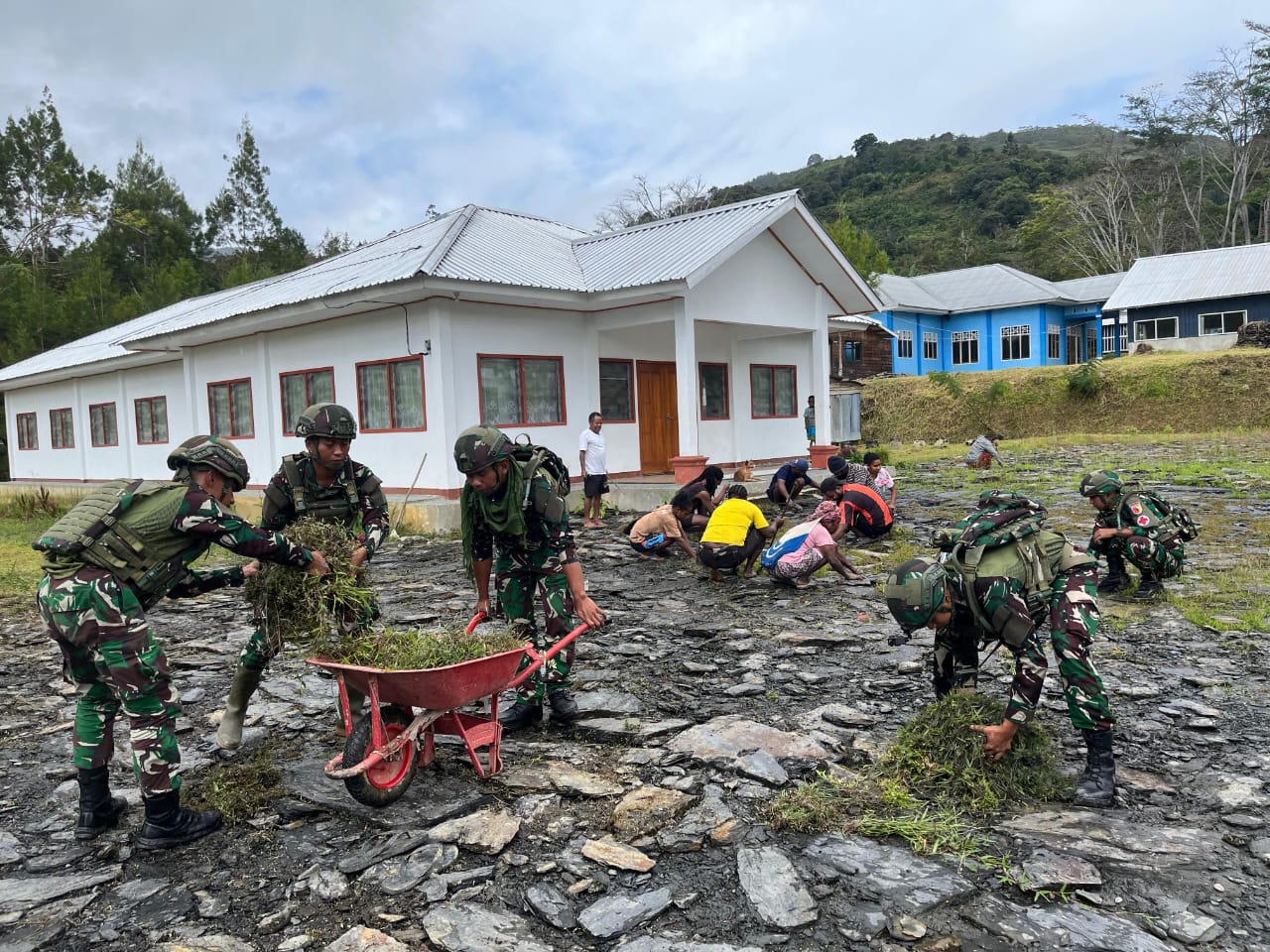 Satgas Yonif 521/DY Karya Bhakti di Gereja Injil Di Indonesia (GIDI) Bezer, Distrik Kelila, Kab. Mamberamo Tengah, Papua Pegunungan