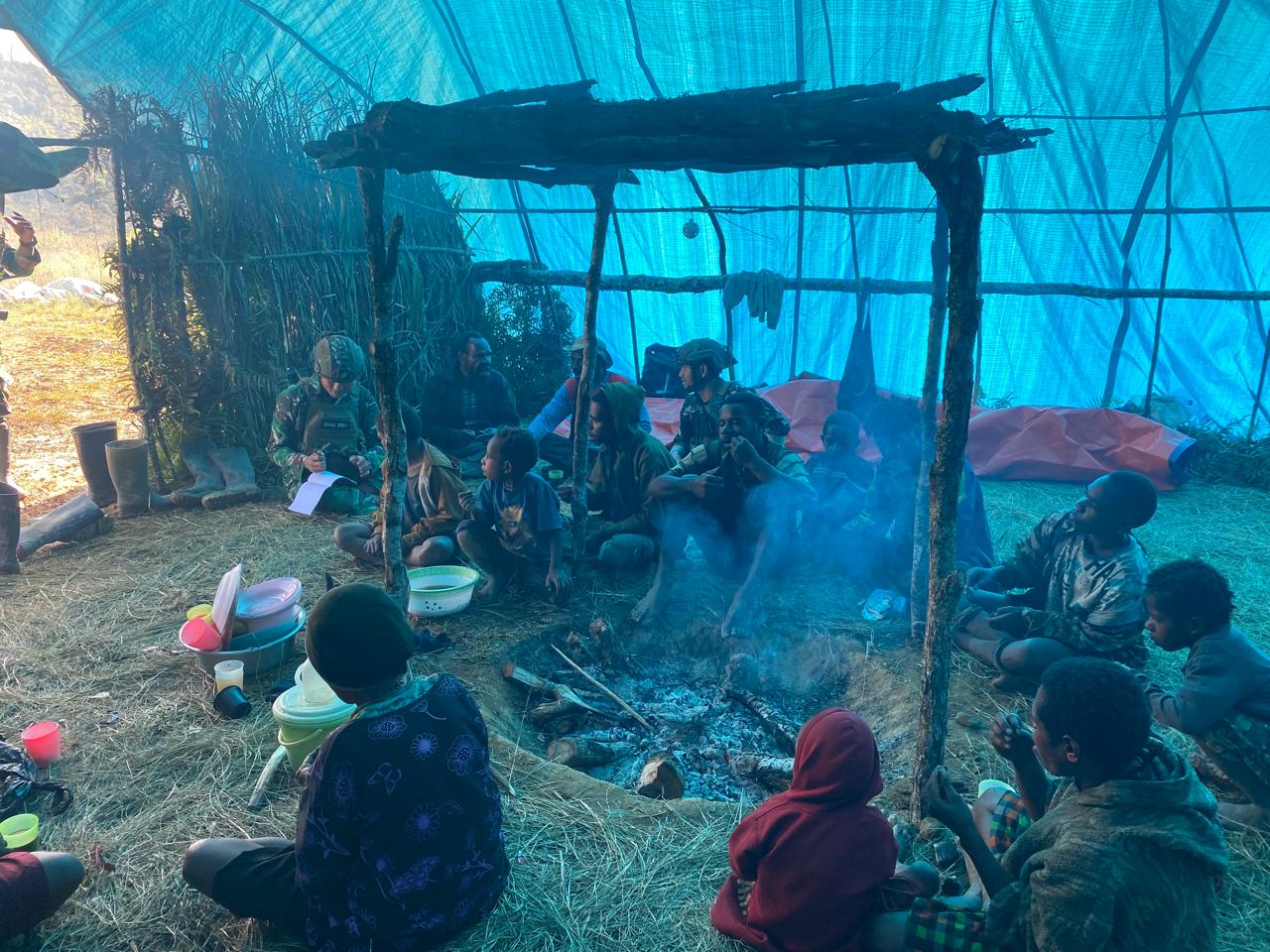 Satgas TNI Pos Eromaga Layani Kesehatan Pengungsi di Eronggobak,Di Balik Lembah, Ada Luka yang Dirawat dengan Cinta