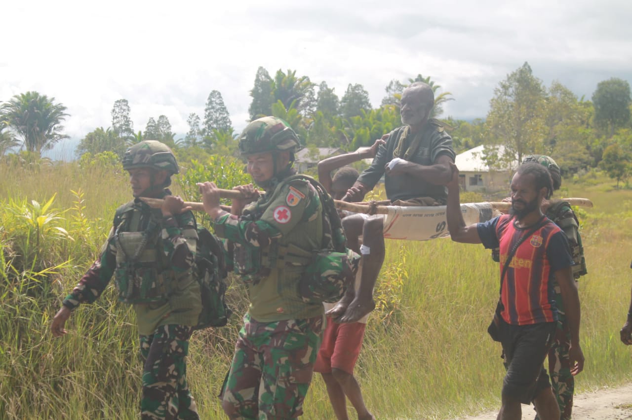 Tandu Manual Satgas Yonif 521/DY Berikan bantuan Layanan Kesehatan Kepada Masyarakat di Distrik Apalapsili Papua