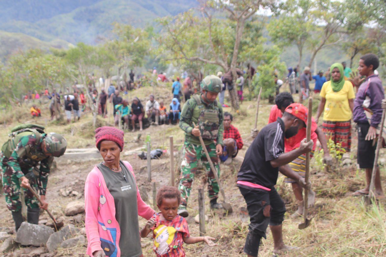 Karya Bakti Satgas Yonif 521 Gotong Royong Pembersihan Makam Islam di Distrik Walesi